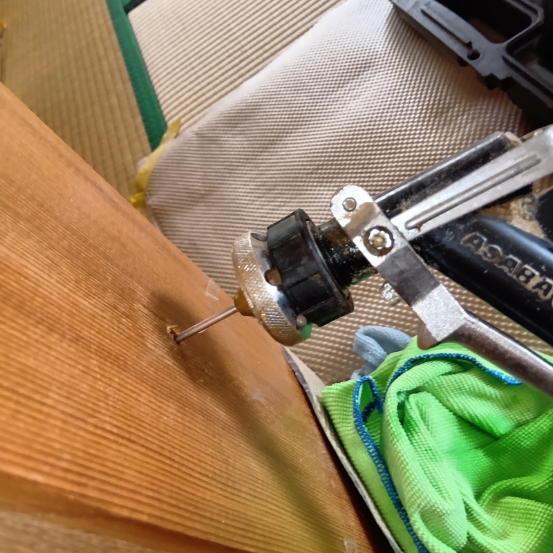 木の柱の内部にシロアリ駆除剤を注入