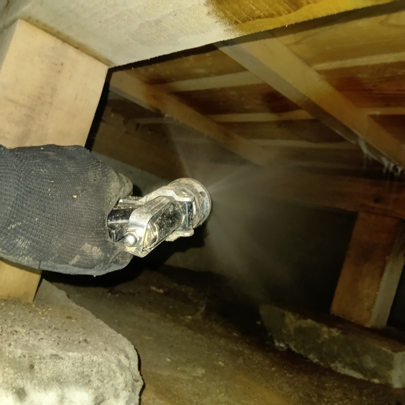 床下の木材にシロアリ駆除剤を散布