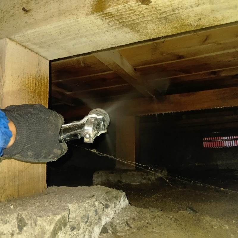 床下の木材にシロアリ駆除剤を散布