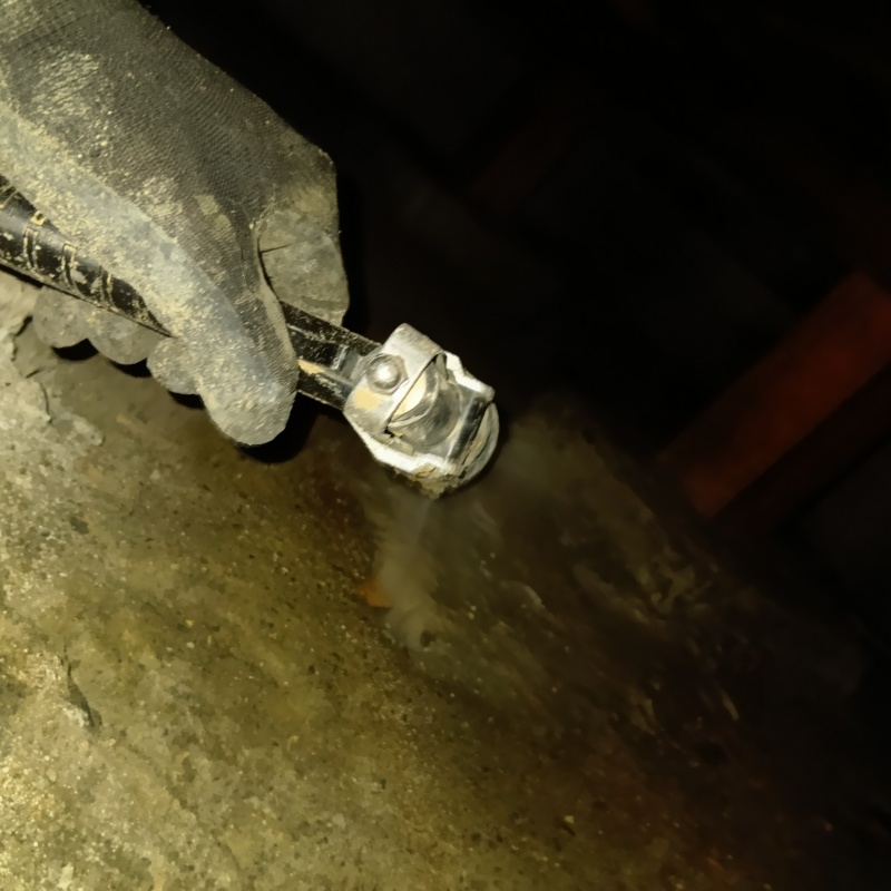 床下の地面にシロアリ駆除剤を散布