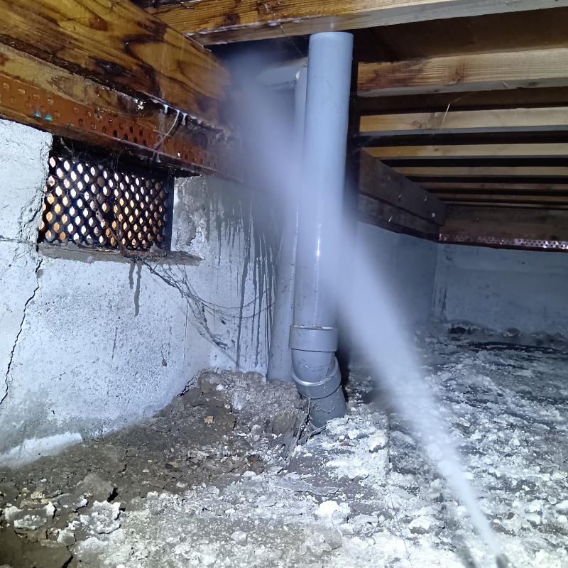 床下換気口まわりにシロアリ駆除剤を散布