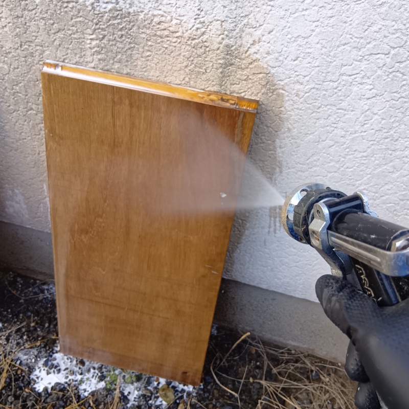立てかけられていた木材にシロアリ駆除剤を散布