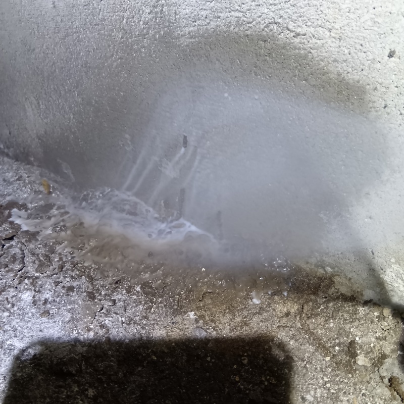 基礎部分にシロアリ駆除剤を散布