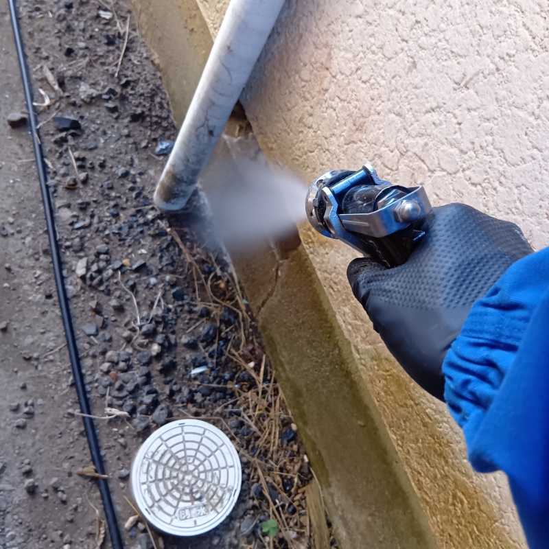 床下換気口まわりにシロアリ駆除剤を散布