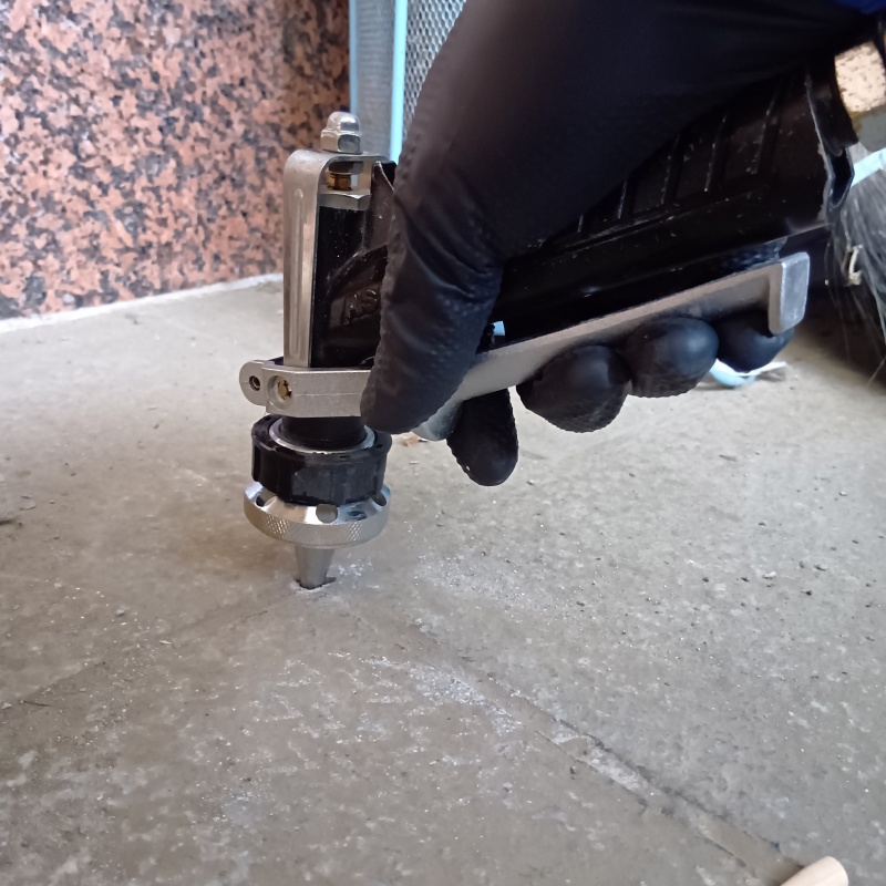 玄関床にシロアリ駆除剤を注入している様子