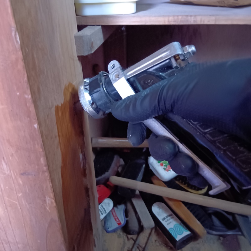 柱にシロアリ駆除剤を注入している様子