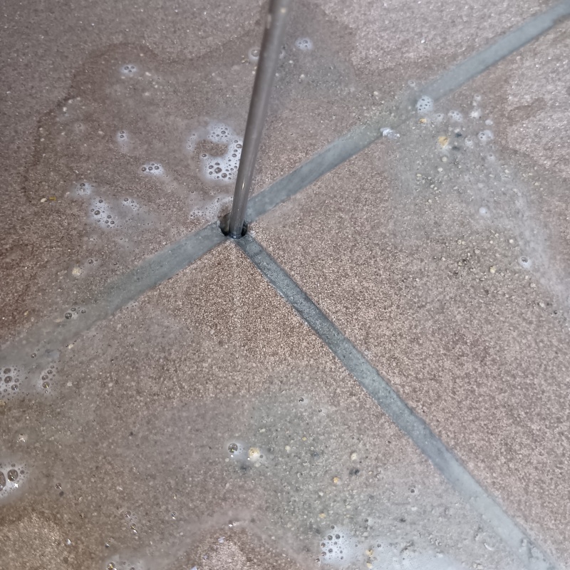 玄関の床に穴を開け防蟻剤を注入