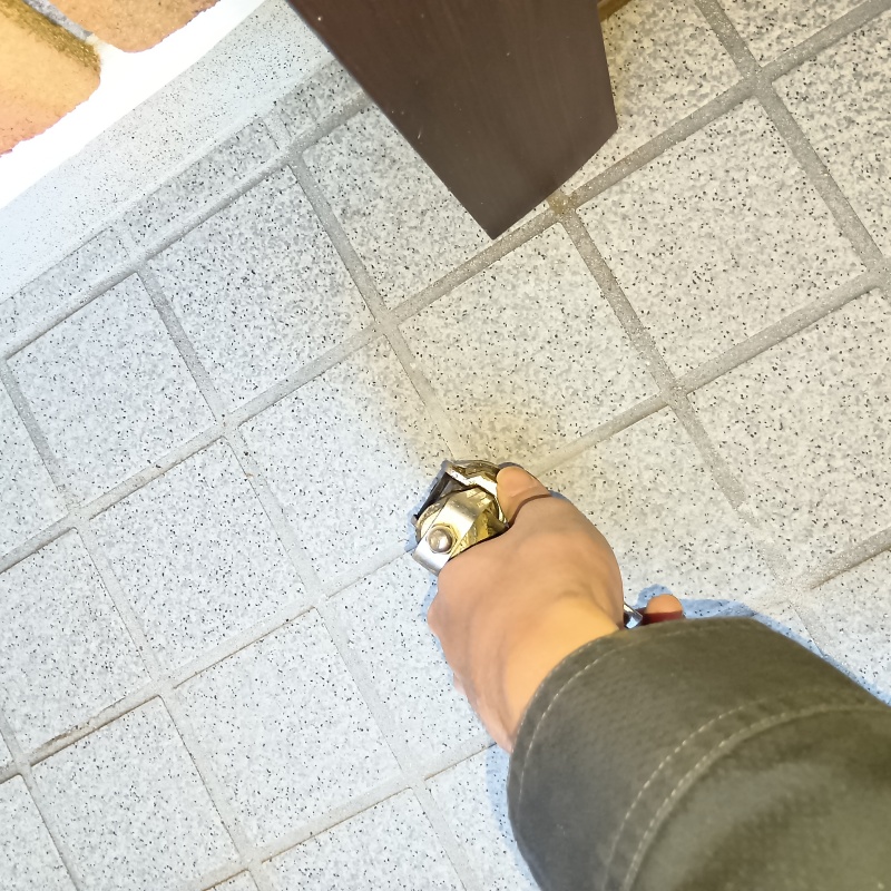 玄関の床に防蟻剤を注入
