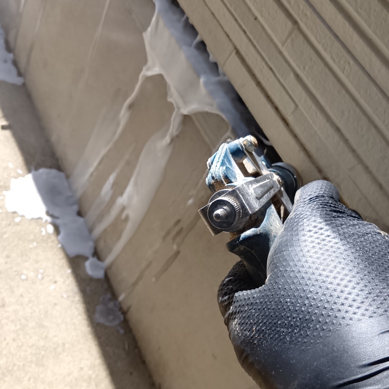 外壁に防蟻剤を散布