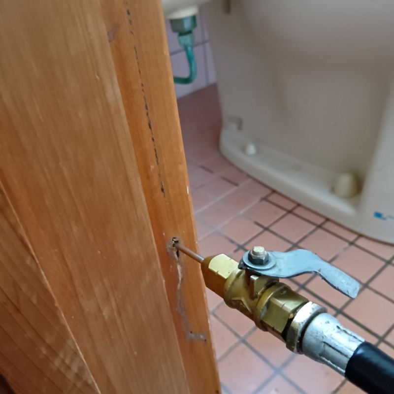 トイレの壁に穴を開けてシロアリ駆除剤を注入