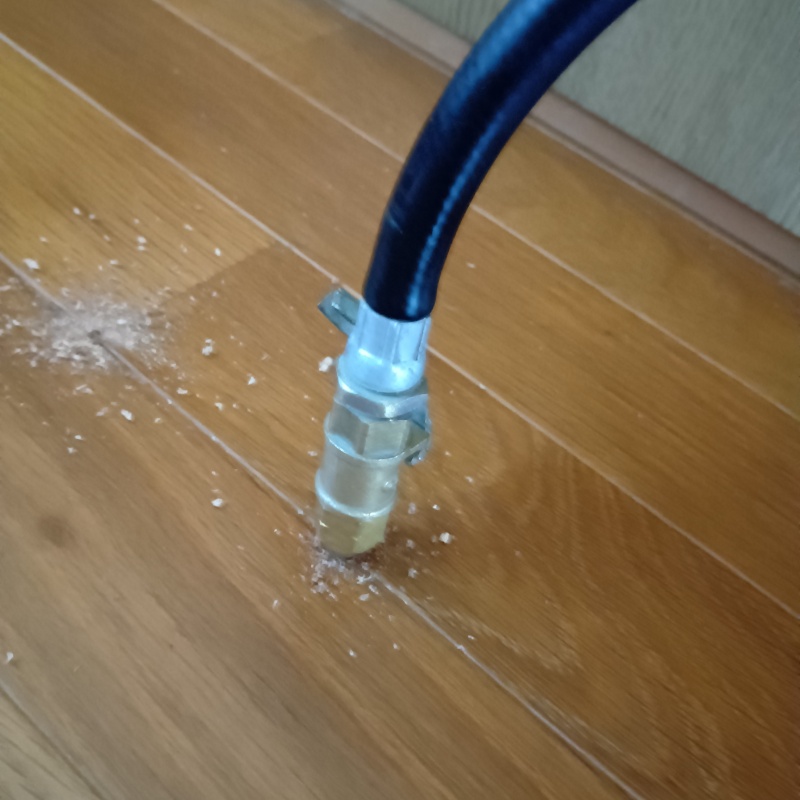 室内の床にシロアリ駆除剤を注入