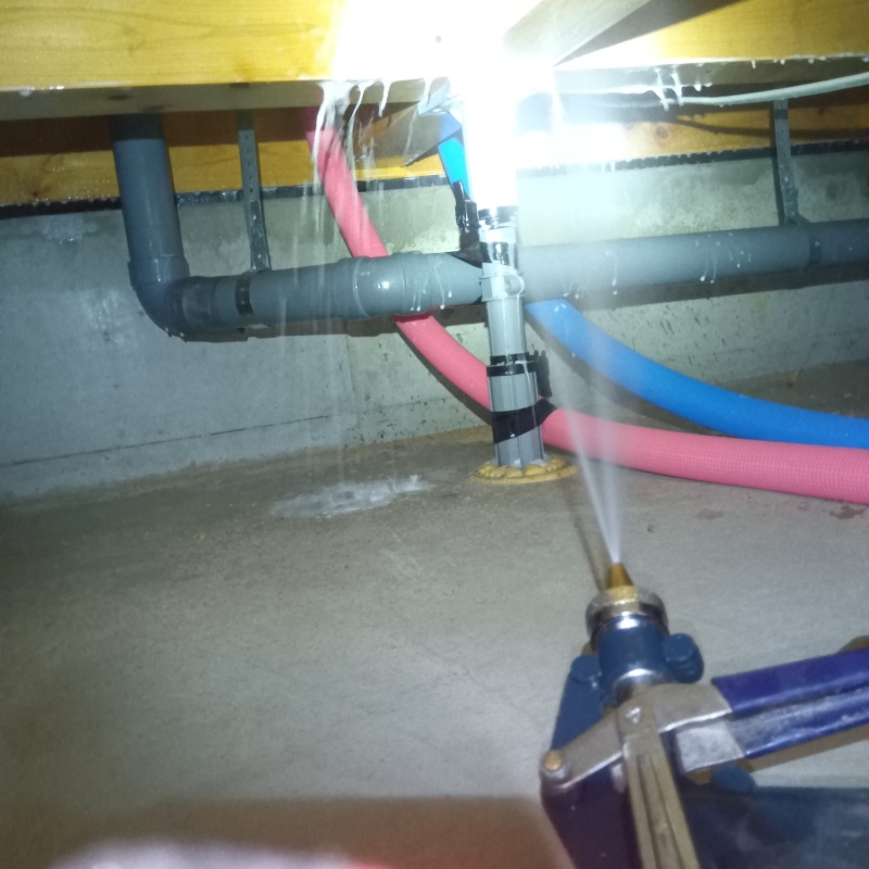 床下の木材に防蟻剤を散布