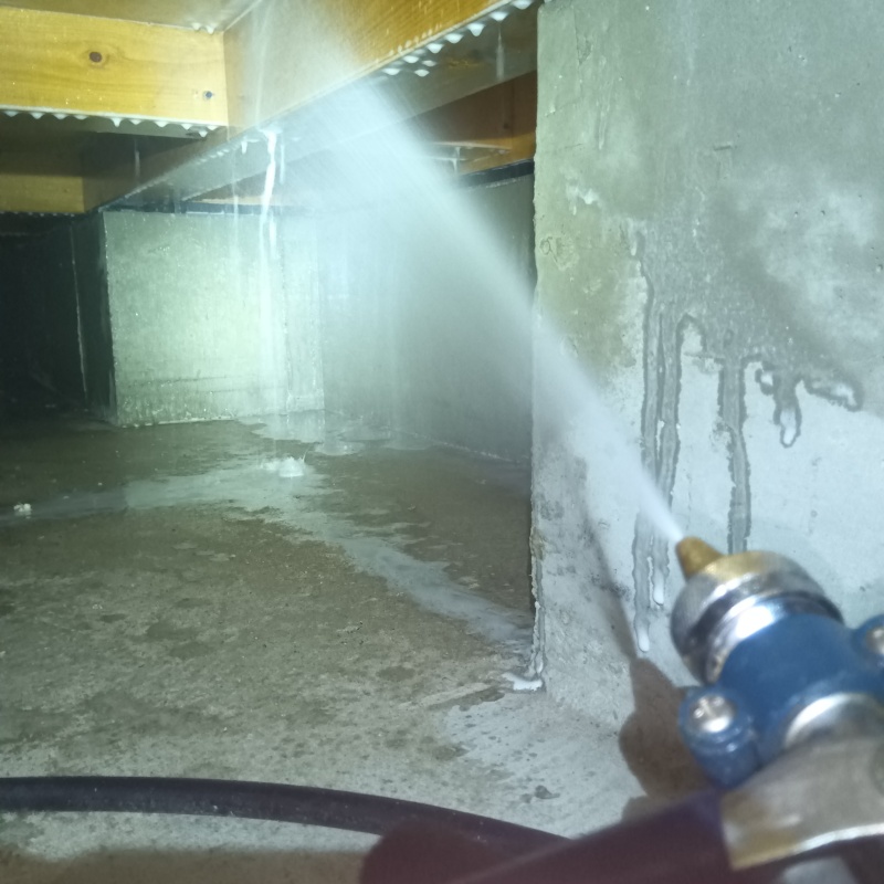 すみずみまで防蟻剤を散布