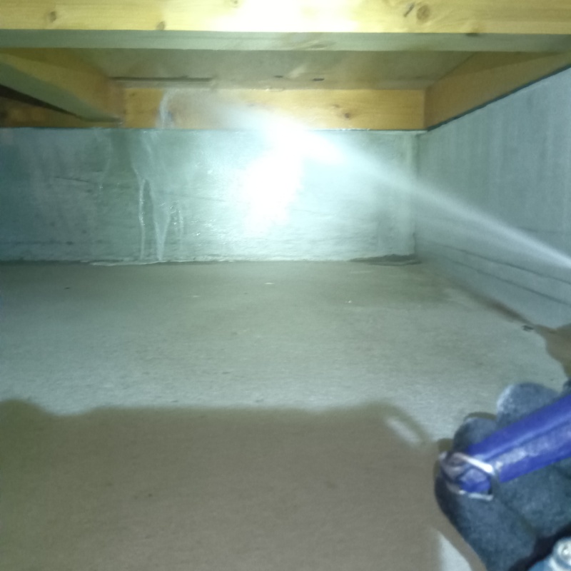 基礎に防蟻剤を吹きつけている様子