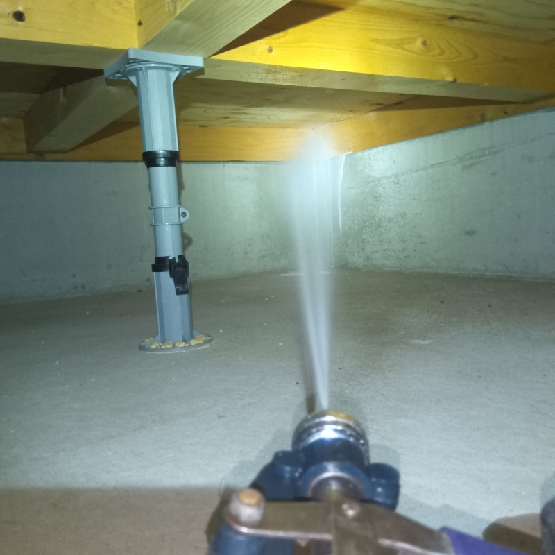 基礎に防蟻剤を吹きつけている様子