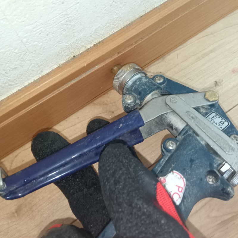 室内の木部に防蟻剤を注入