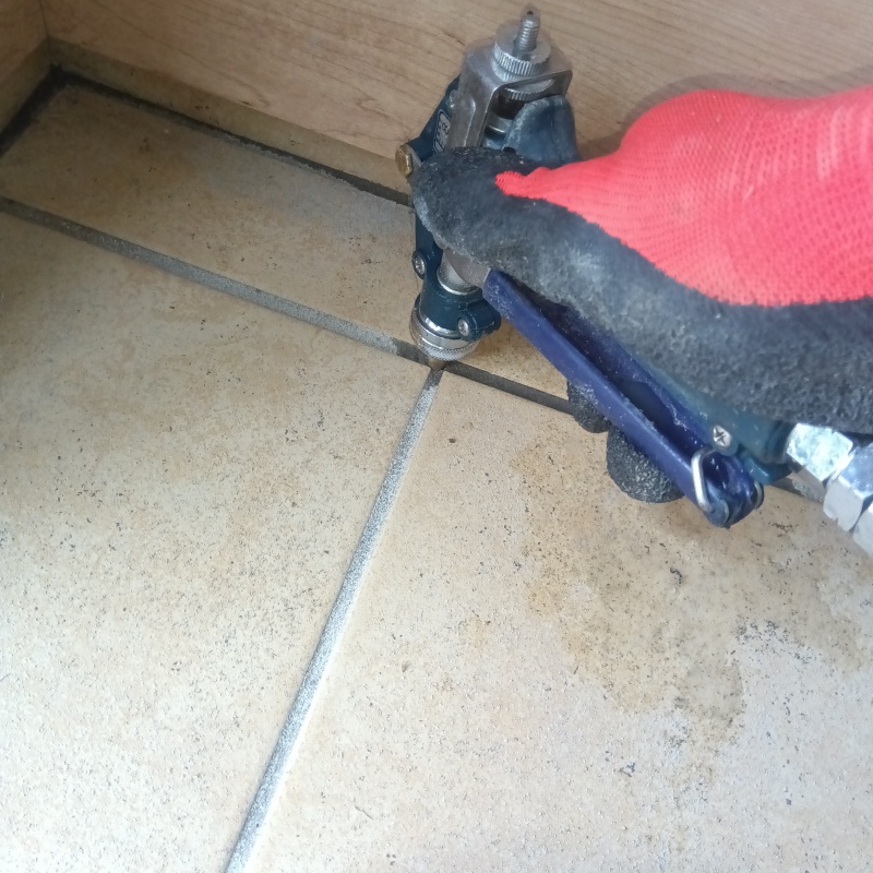 玄関の床に防蟻剤を注入