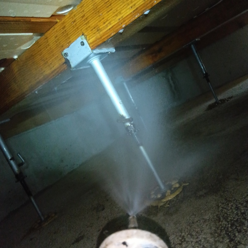 床下の木材に防蟻剤を散布