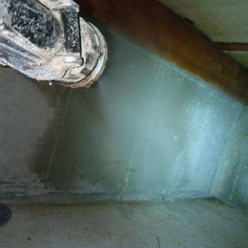 基礎コンクリートに防蟻剤を散布