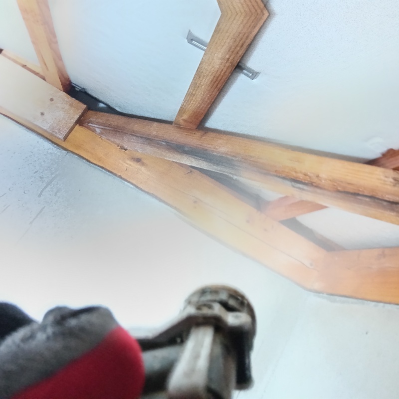 床下の木材に防蟻剤をまんべんなく散布