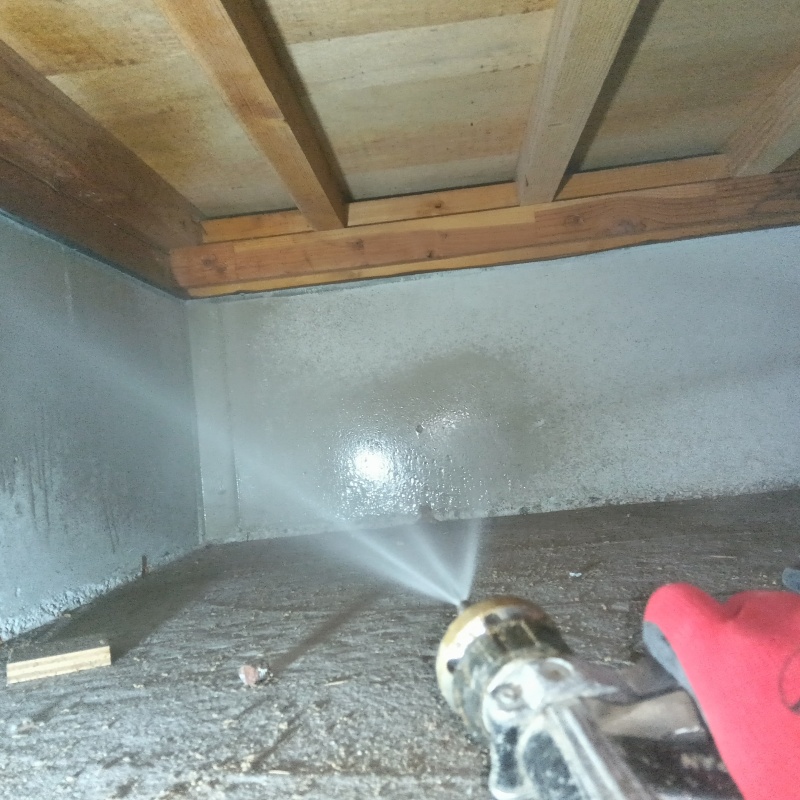 基礎部分に防蟻剤を散布