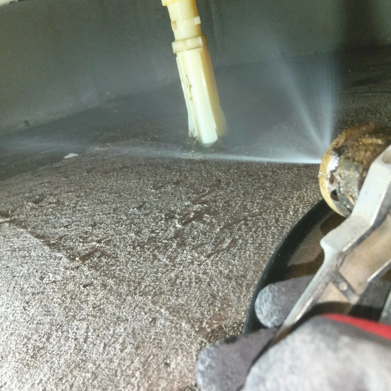 地面に防蟻剤を散布