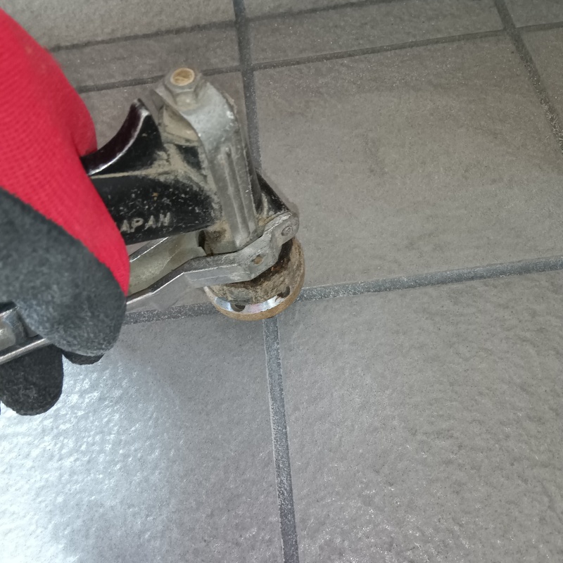 玄関の床に防蟻剤を注入