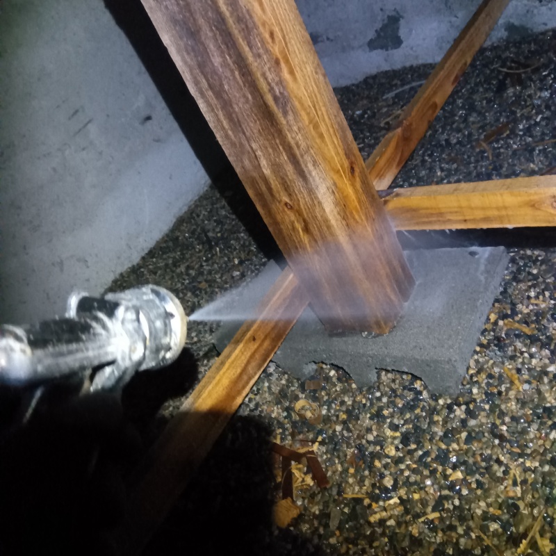 束石と床束の接合部にシロアリ駆除剤を散布