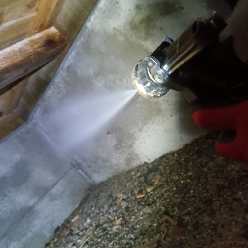 基礎部分にシロアリ駆除剤を散布