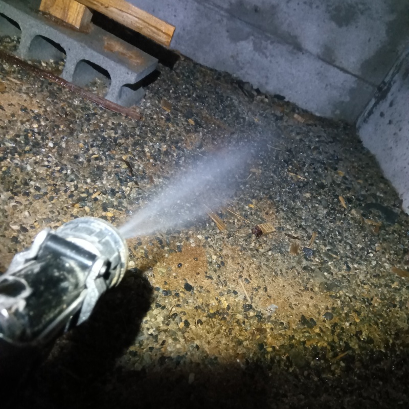 床下の地面にシロアリ駆除剤を散布