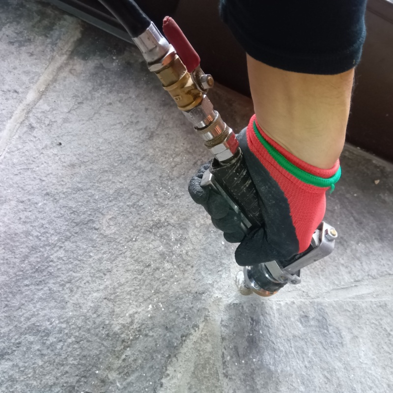 床にシロアリ駆除剤を注入する様子