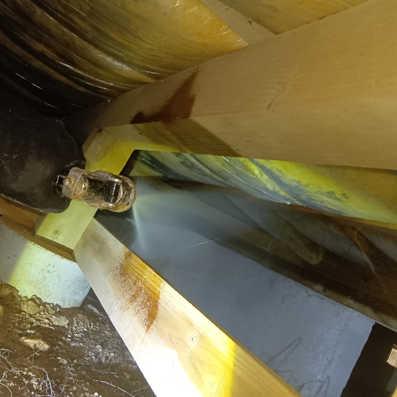 木材にシロアリ駆除剤を吹きつけている様子