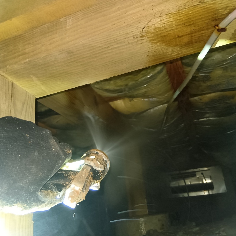 断熱材にシロアリ駆除剤を散布