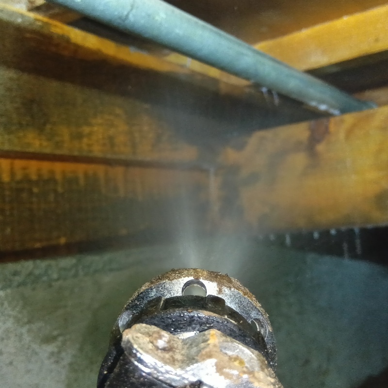 シロアリ駆除剤をまんべんなく散布