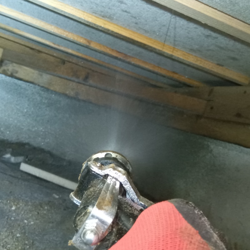 地面にシロアリ駆除剤を散布