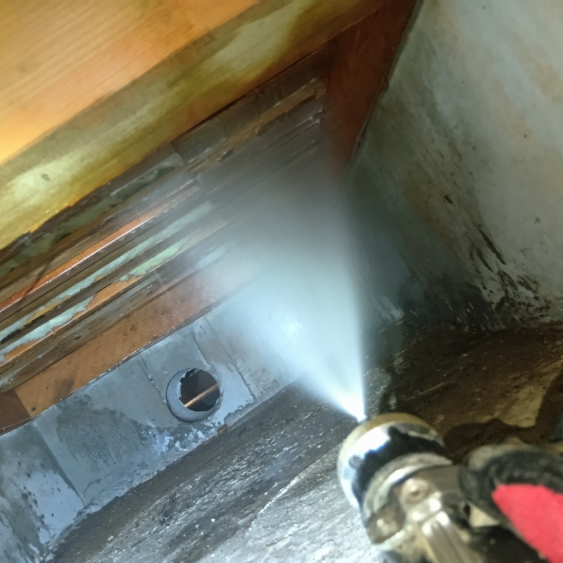 傷んだ木材にシロアリ駆除剤を散布