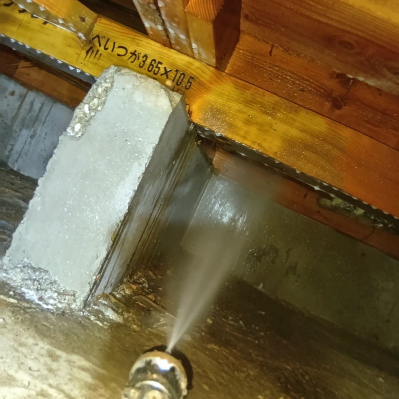 基礎にシロアリ駆除剤を散布