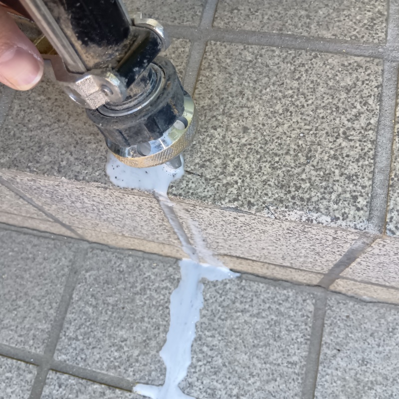 目地から薬剤を注入