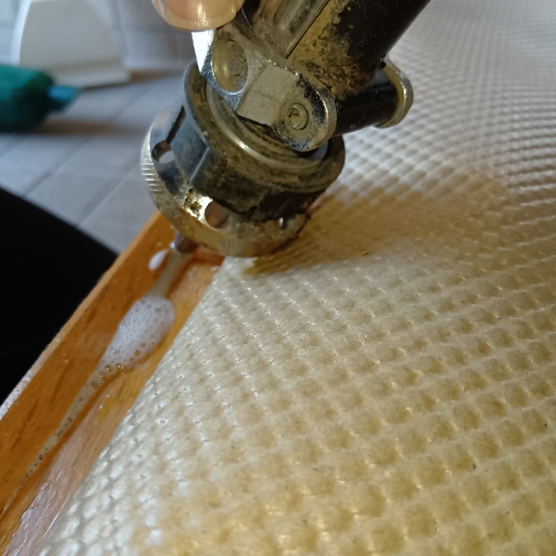 木材に穴を開けて薬剤を注入