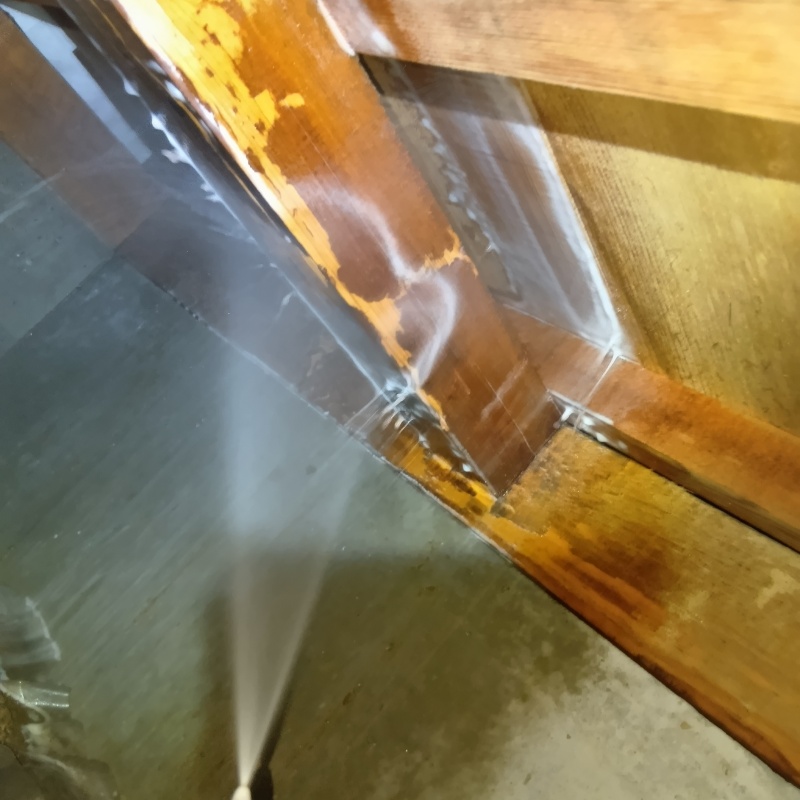 被害に遭った木材にシロアリ駆除剤を散布