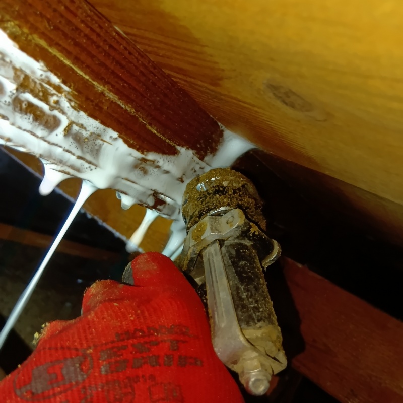 床下の木材にシロアリ駆除剤を散布