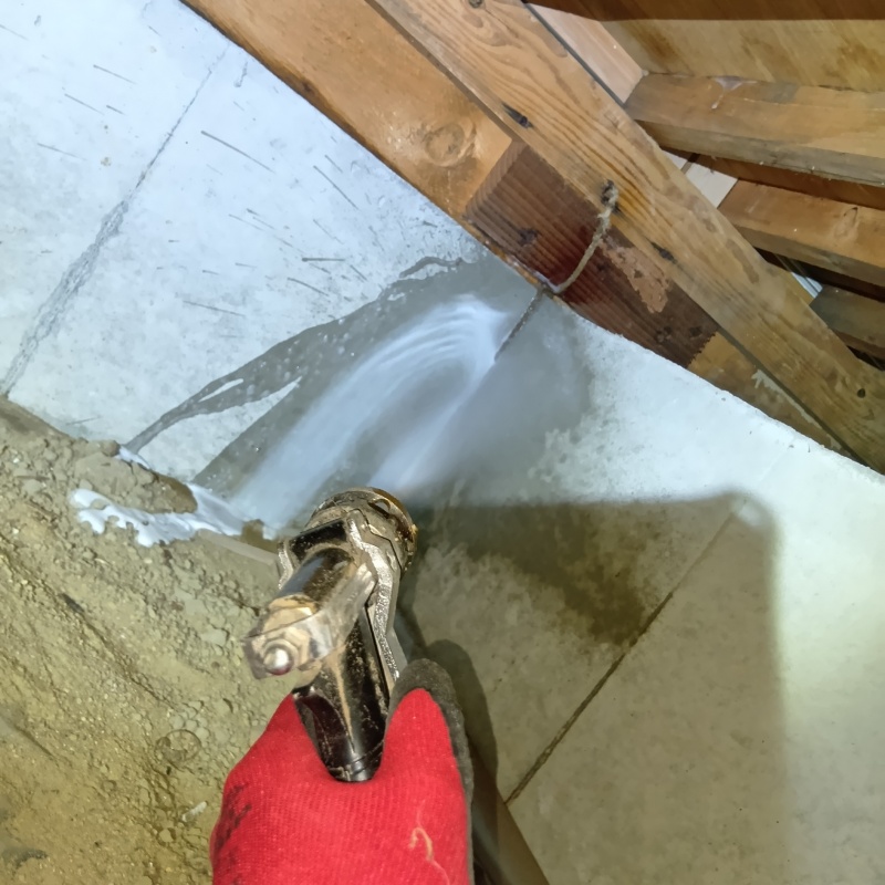 基礎にシロアリ駆除剤を散布