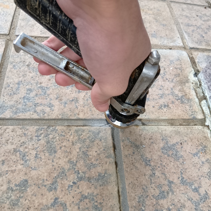 玄関床にシロアリ駆除剤を注入