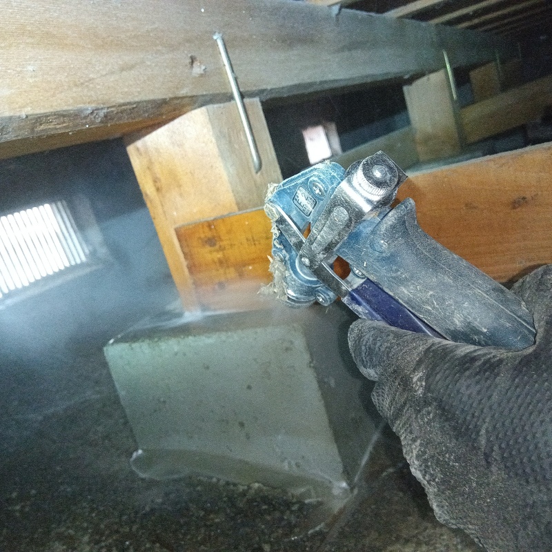 束石にシロアリ駆除剤を散布