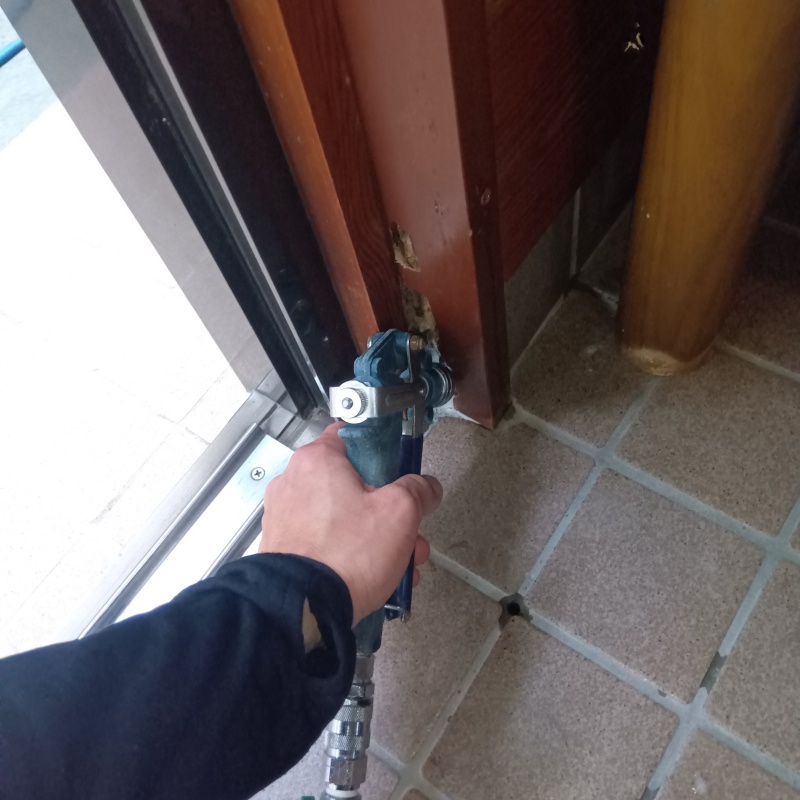 食害された木材にシロアリ駆除剤を注入