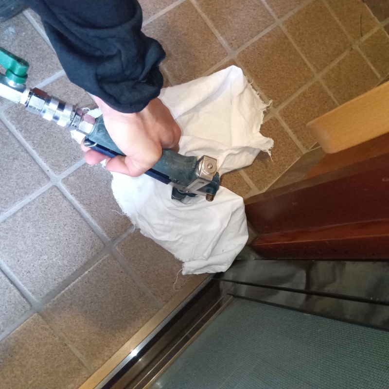 玄関床にシロアリ駆除剤を注入