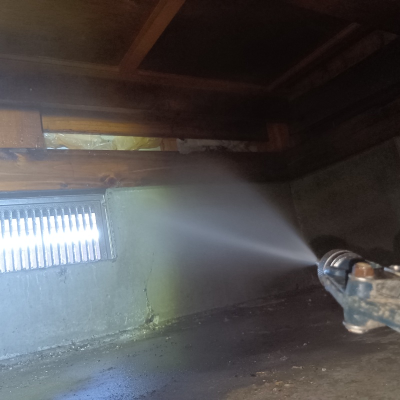 床下換気口まわりに防蟻剤を散布