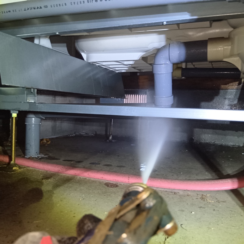 床下全体に防蟻剤を散布