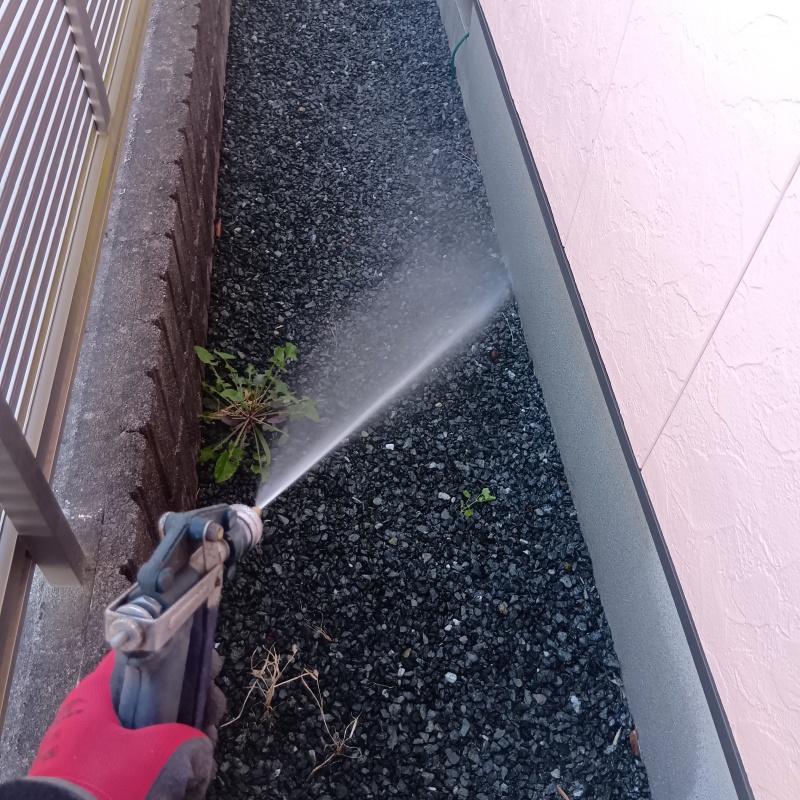 建物外周にシロアリ駆除剤を散布