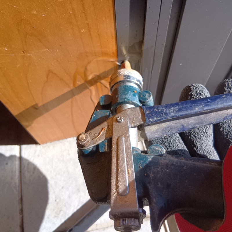 ドア枠に防蟻剤を注入